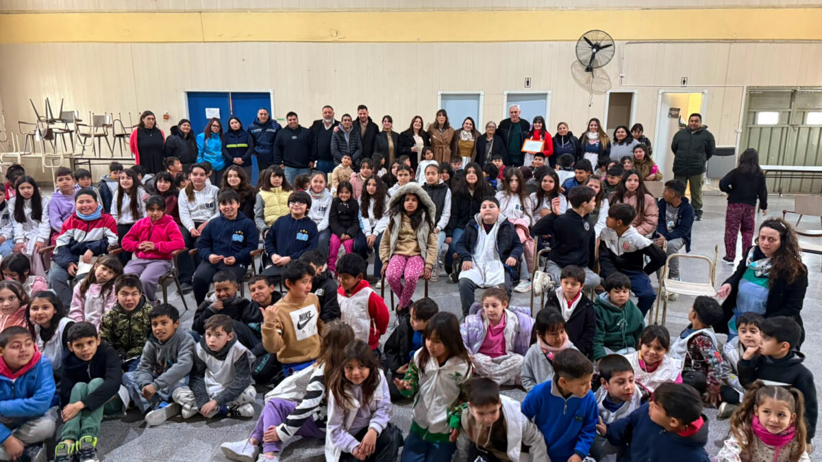 Entrega de insumos a la Escuela Primaria N° 25 de El Carmen