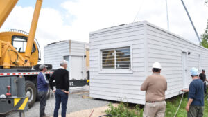 Instalación de nuevas viviendas modulares en Berisso